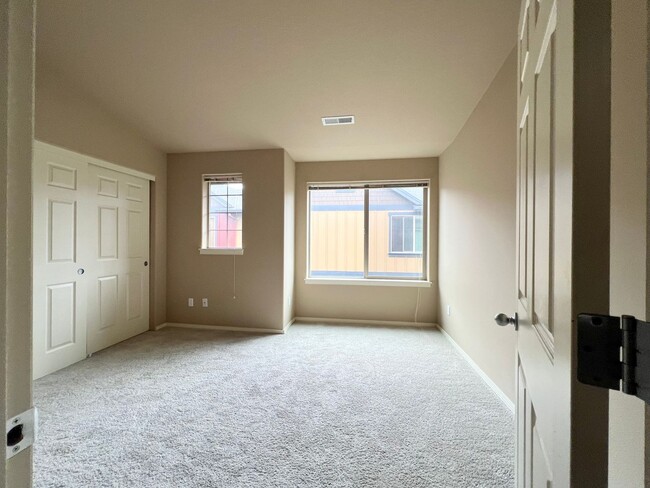 Building Photo - 2 Bed Townhouse with Two Master suites- Ne...