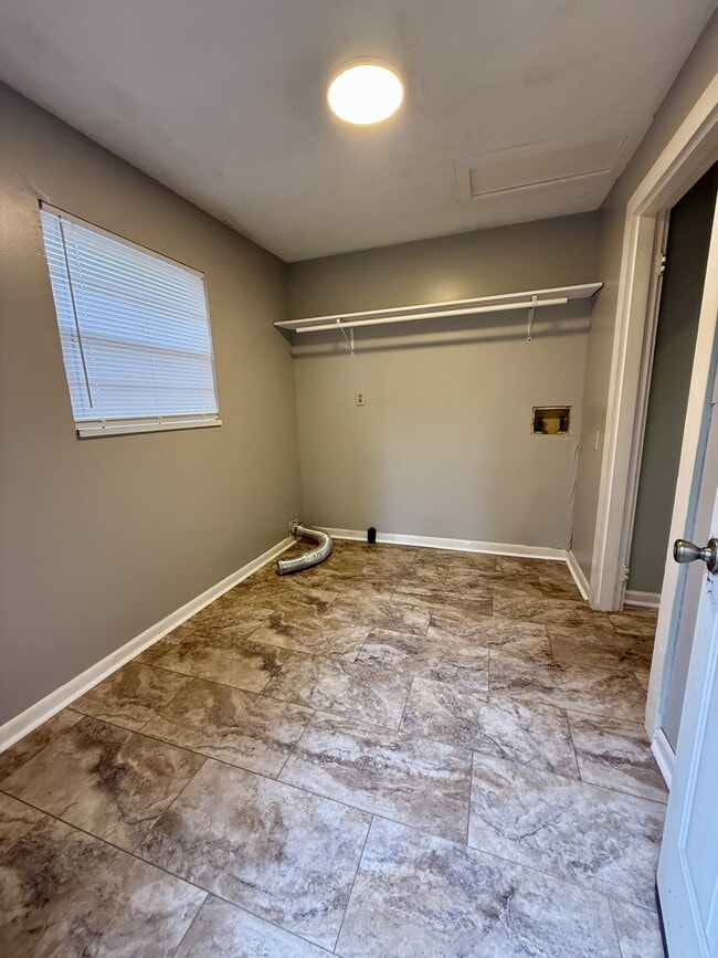 Building Photo - 906 Cherokee St