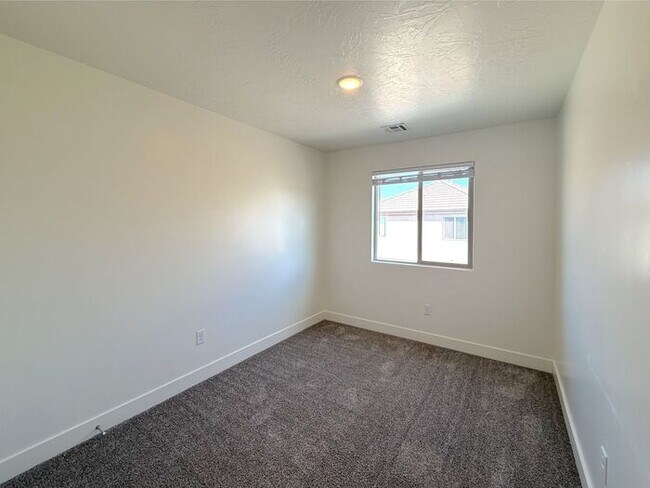 Building Photo - 4 bed, 2.5 bath home w/2 car garage