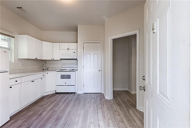 Building Photo - 987 Dimmock St SW