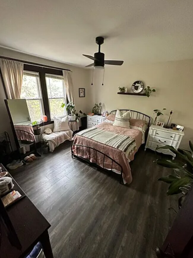 Building Photo - 2 Bedroom House Available Next to UC Campus