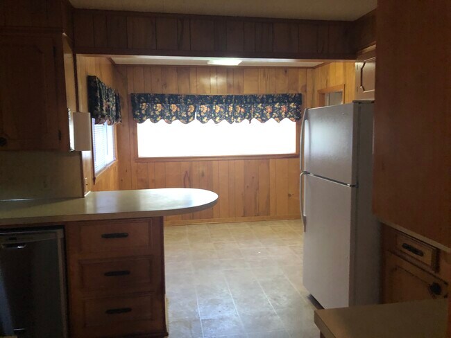 Building Photo - 716 W Georgia Ave