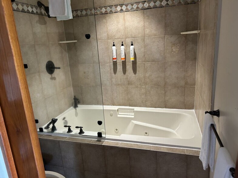 Building Photo - 935 Beach View Drive-SI ID1267835P