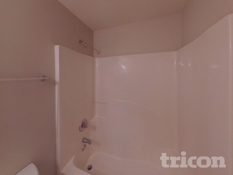 Building Photo - 212 Blue Grass Terrace