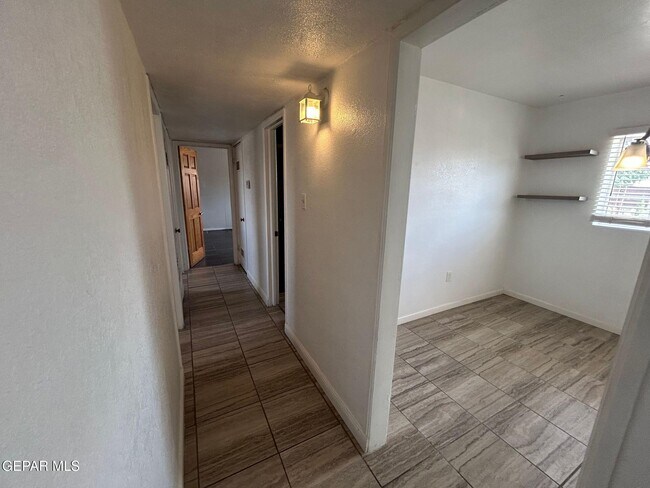 Building Photo - 960 Burgess Dr