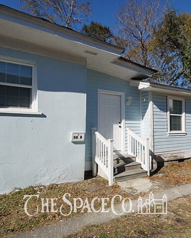 Building Photo - Charming 2-Bedroom Retreat in Vibrant Charleston  Perfect for Cozy Living!