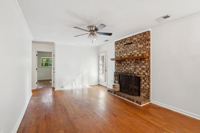 Building Photo - 3BR/2BA Home with Fireplace and Fenced Yar...