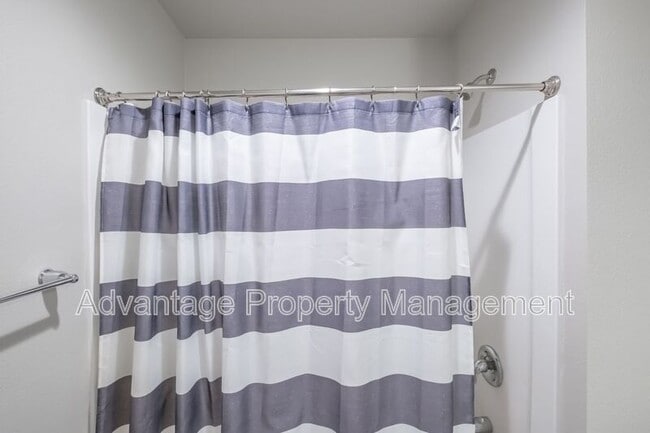 Building Photo - 5587 NW Torchcrest Pl