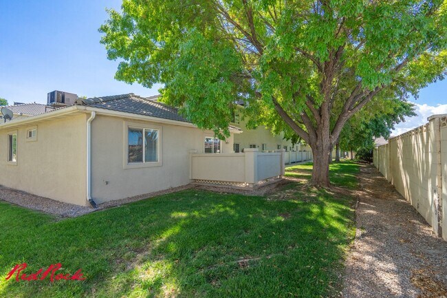 Building Photo - Pet Friendly! 3 Bedroom Single-Level Condo in St. George!