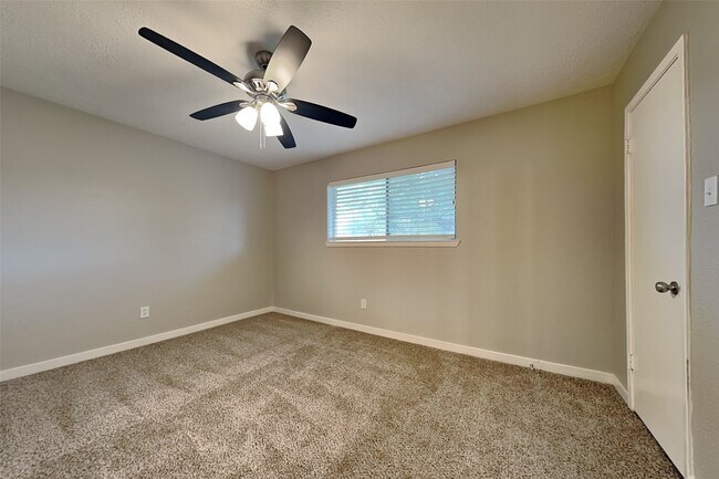 Building Photo - 10002 Peachridge Dr