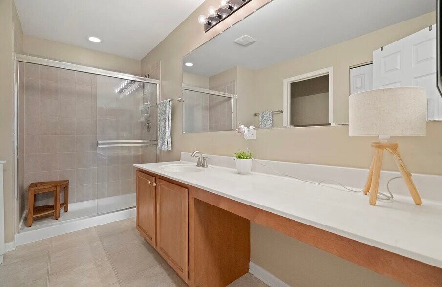 Building Photo - 1247 Waverly Dr