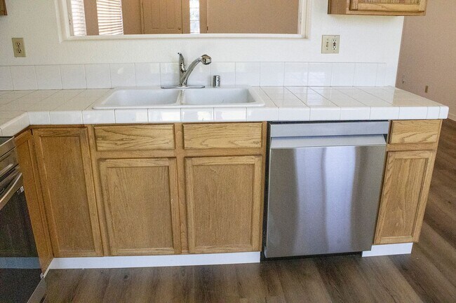 Building Photo - 3 Bedroom  2 Bath New Paint, Flooring and ...