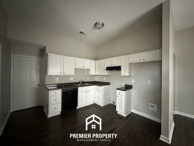 Building Photo - Modern Cordova Cove Living | 3BR/2BA with High Ceilings, Stone Fireplace & Garage