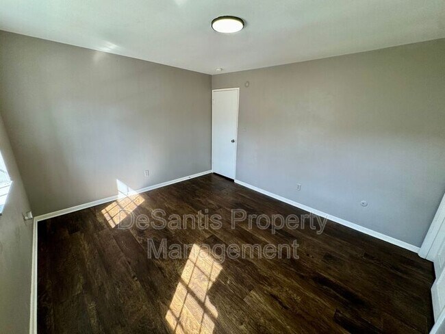 Building Photo - 542 5th Ave