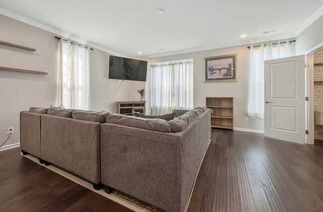 Building Photo - 337 Roche Dr