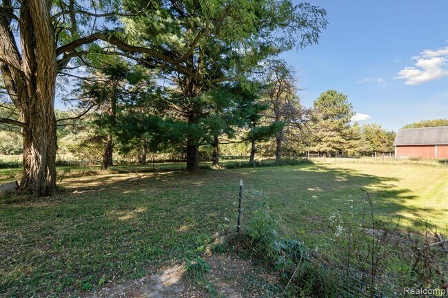 Building Photo - 2860 E Coon Lake Rd