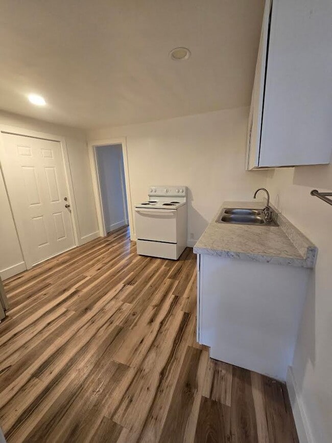 Building Photo - (($200 Off the 1st Month Rent)) Spacious One Bedroom Duplex located near South Sherman and Englis...