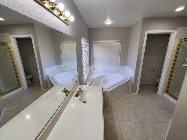 Building Photo - Gorgeous 3Bed/2.5 Bath home- located in N. Summerlin gated Community