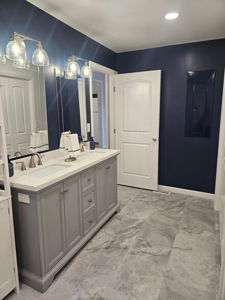 Main Bathroom - 3745 Morton Dr