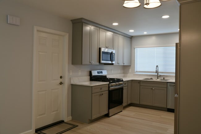 Building Photo - 145 Evergreen Way