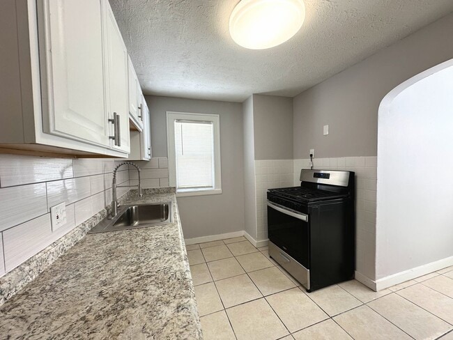 Building Photo - 3 Bed - 1 Full Bath Colonial available for...