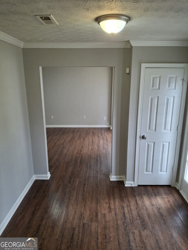 Building Photo - 235 Vaness Dr