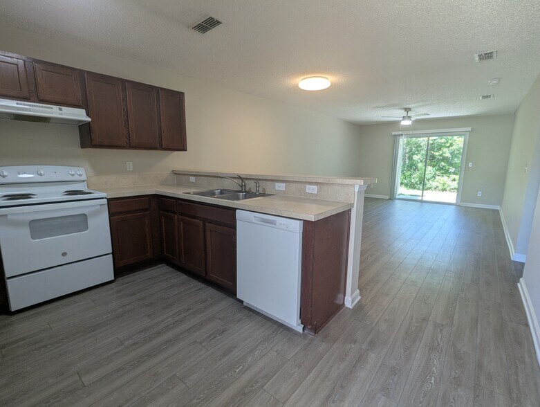 Building Photo - 128 Plantation Point Dr