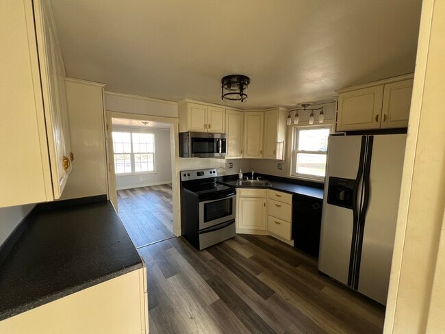 Building Photo - 1005 E Main St