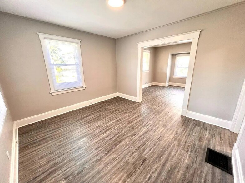 Building Photo - 1823 Sundale Ave