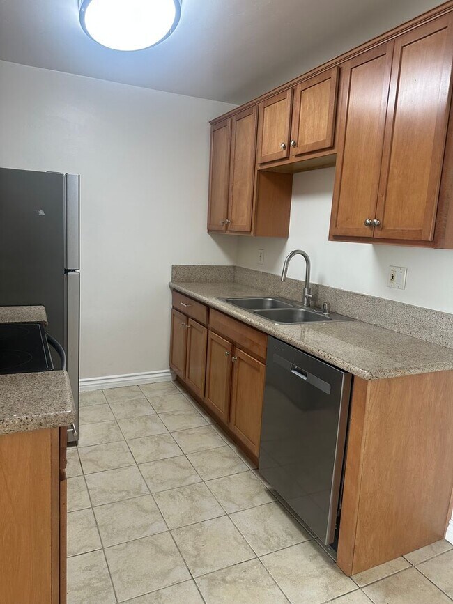 Building Photo - E MADISON - BEAUTIFUL 2nd FLR CONDO IN EL ...