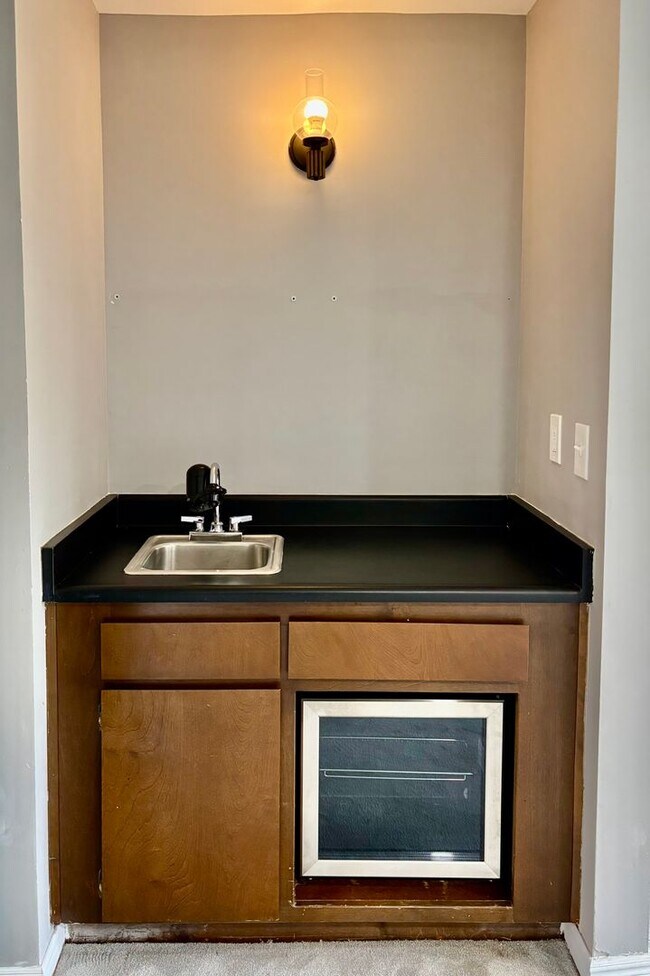 Building Photo - 2 Bed / 2 Bath updated Mercer Island condo $2,945/mo