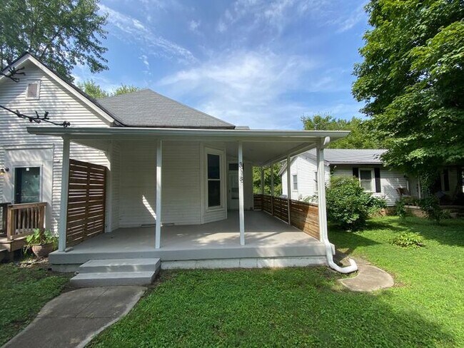 Building Photo - Amazing Updated One Bedroom in South Nashv...
