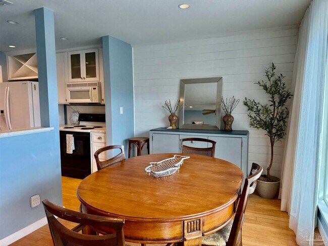 Building Photo - 200 Pensacola Beach Rd