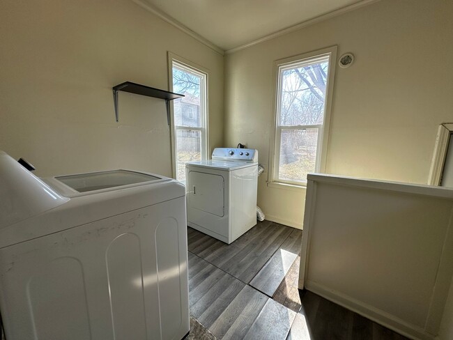 Building Photo - *LEASE SPECIAL* Spacious 3+ bedroom house $795