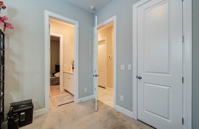 Building Photo - 2115 Naomi St