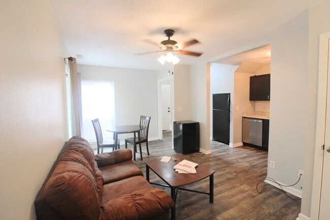 Building Photo - 1384 Bradley Dr