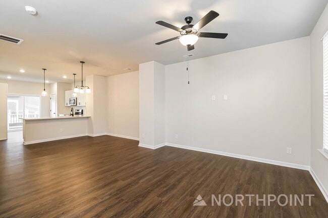 Building Photo - Beautiful 3BR 3.5BA Townhome w/ Full Appliance Kitchen Garage Parking in University
