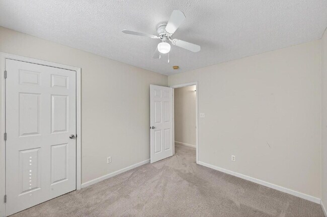 Building Photo - Lovely Patio Home with Sunroom!