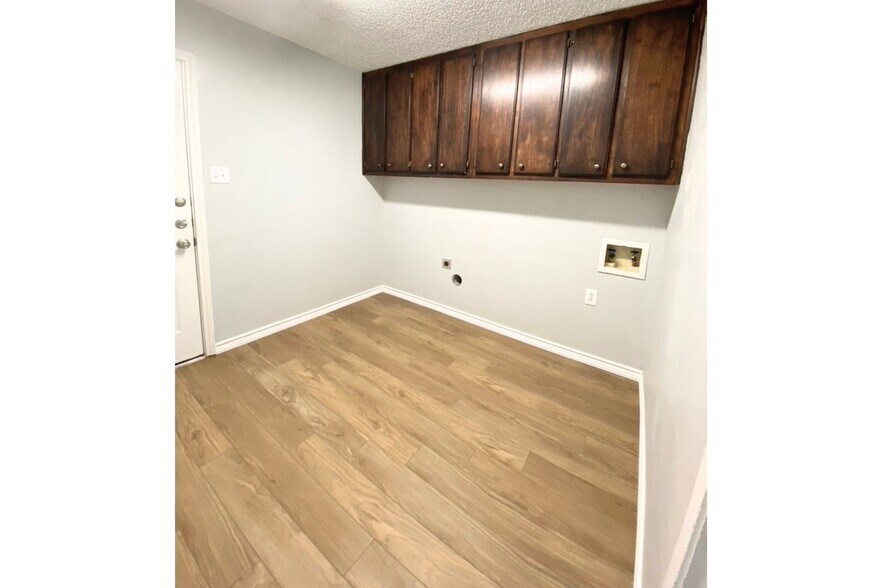 Laundry - 4406 Parkhurst Dr