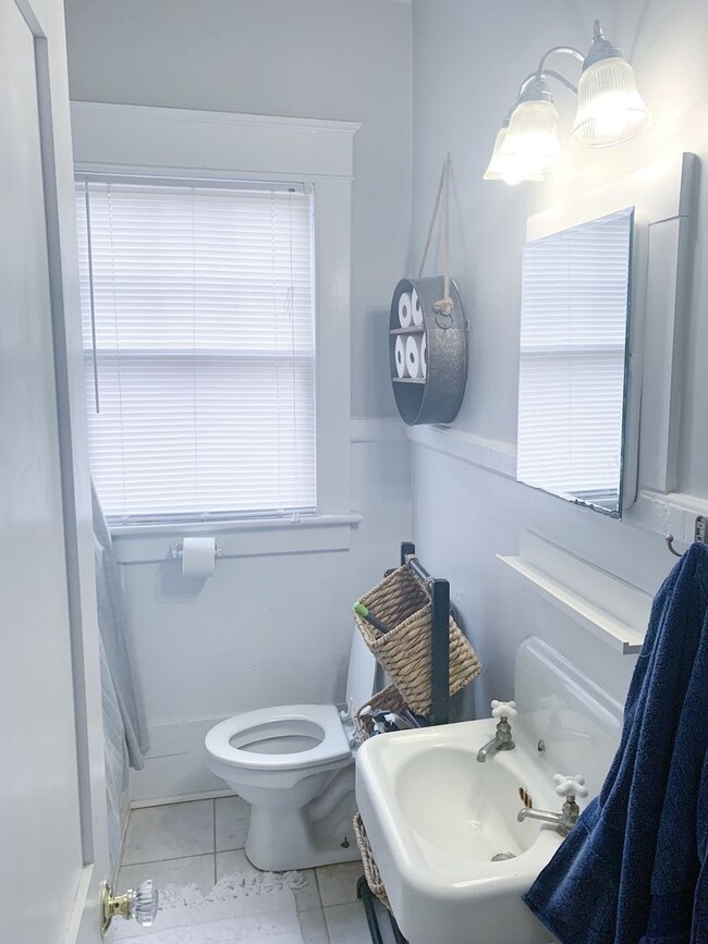 Building Photo - Beautiful 2 Bedroom home one block from ECU!