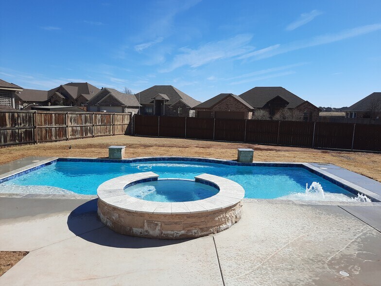 Building Photo - 1735 Woodridge Dr