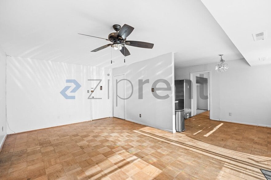 Building Photo - 5851 Quantrell Ave