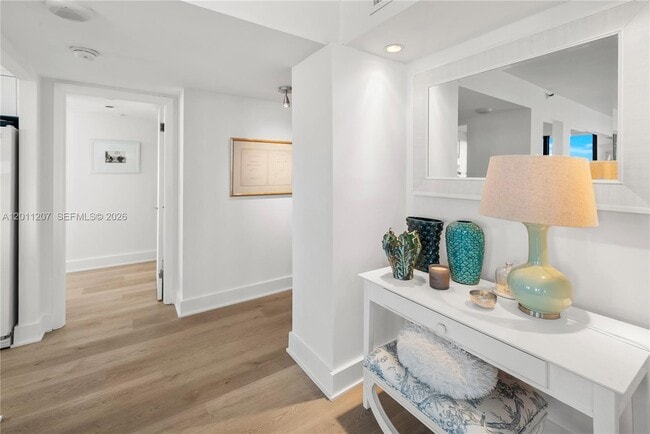 Building Photo - 2555 Collins Ave