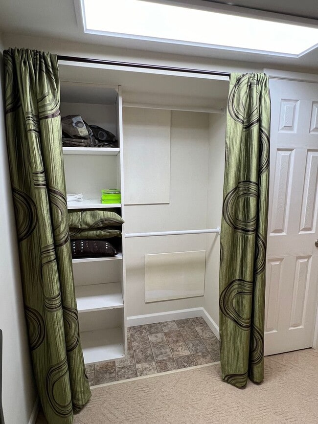Building Photo - Quiet 2 bedroom with utilities included