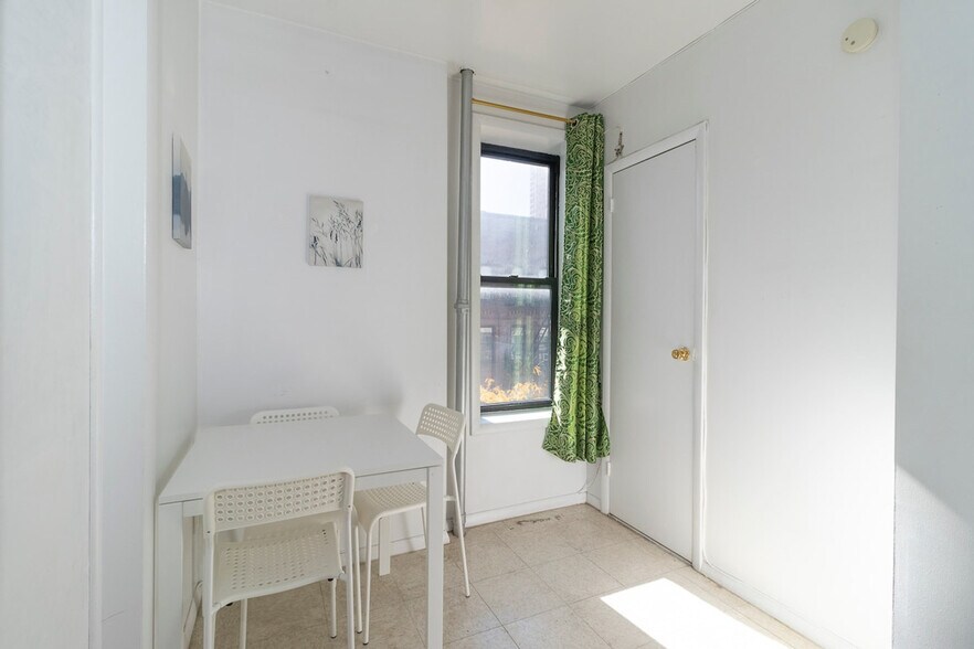 Building Photo - 224 E 95th St