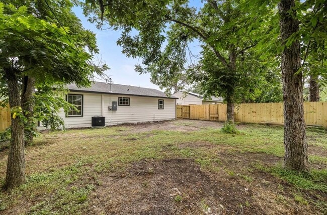 Building Photo - 3906 Simsbrook Dr