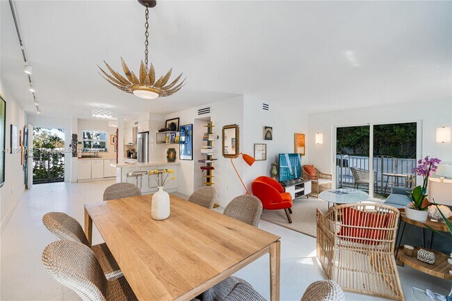Building Photo - 61 Collins Ave