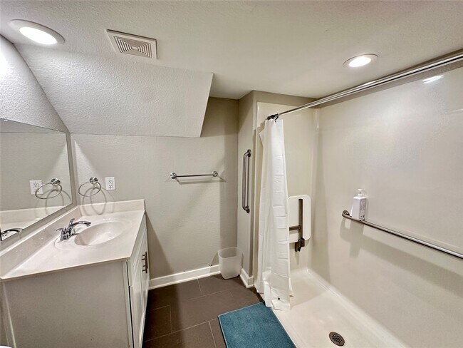 Building Photo - 1304 Ave N Ursuline St