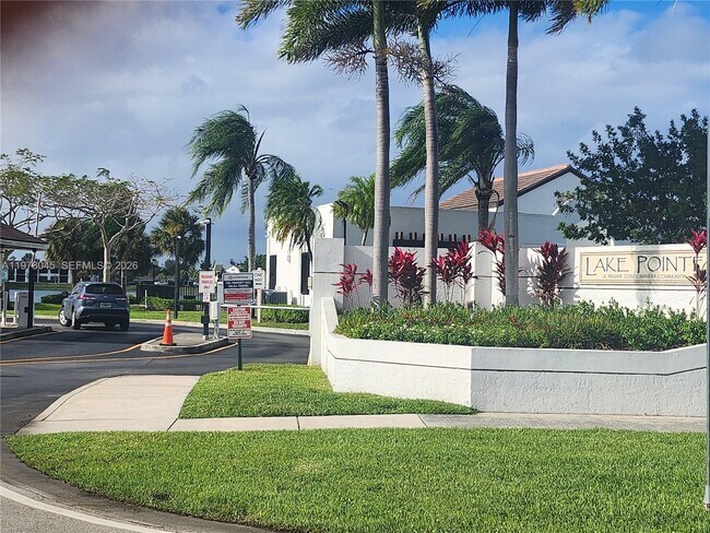 Building Photo - 215 Lake Pointe Dr