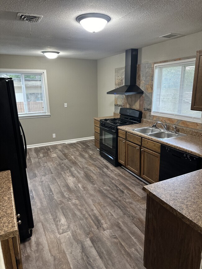 Building Photo - 602 Sara St